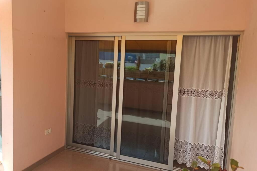 أذيخي Spacious Apartment Just Few Steps Of The Ocean In La Caleta المظهر الخارجي الصورة