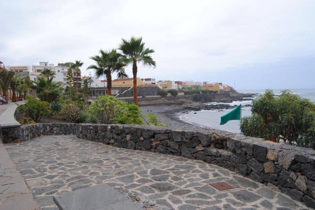 أذيخي Spacious Apartment Just Few Steps Of The Ocean In La Caleta المظهر الخارجي الصورة