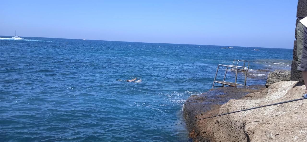 أذيخي Spacious Apartment Just Few Steps Of The Ocean In La Caleta المظهر الخارجي الصورة
