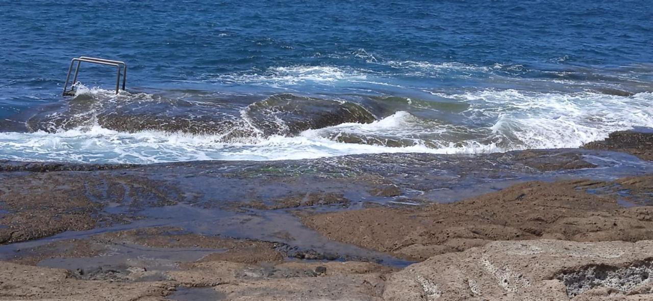 أذيخي Spacious Apartment Just Few Steps Of The Ocean In La Caleta المظهر الخارجي الصورة